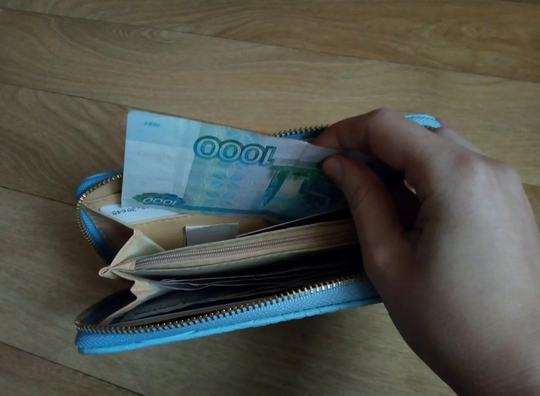 Кошелек с деньгами. Портмоне с деньгами. Бумажник с деньгами. Кошелек с деньгами в руках. Рубль превысит 1000 рублей