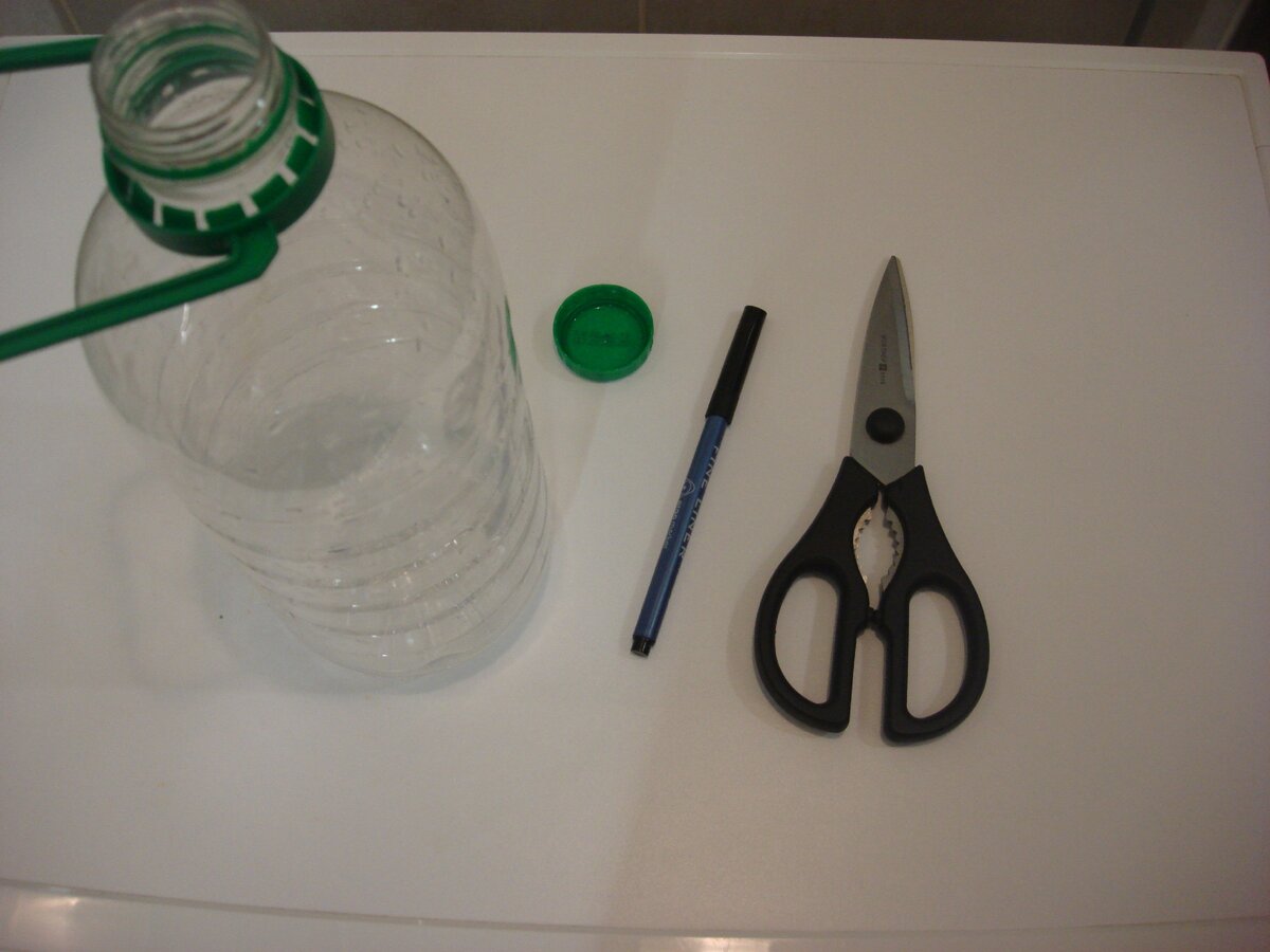 Фото сделано автором (бутылка, ножницы, фломастер)