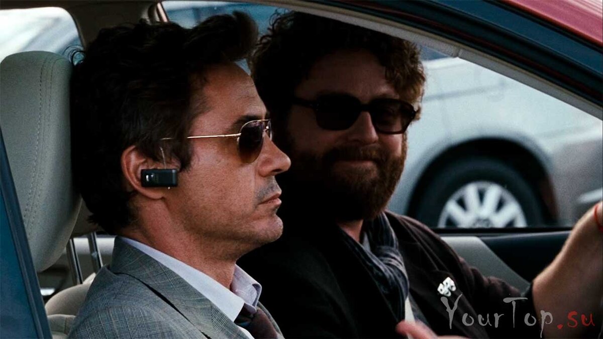  Впритык — комедия которая заставит смеяться любого. Сюжет разворачивается благодаря задорному стечению обстоятельств. Молодой мужчина страдает от странных сновидений, к тому же его любимая жена находится в интересном положении. Приближающиеся роды также становятся причиной беспокойства, поэтому он старательно спешит на встречу со своим ребенком, который вот-вот должен родиться. Однако в аэропорту его чемодан меняют местами с таким же аксессуаром молодого и весьма честолюбивого актера. В результате новые приключения буквально сводят с ума будущего отца, который мучается вопросом, успеет ли он попасть домой до главного момента его жизни.  