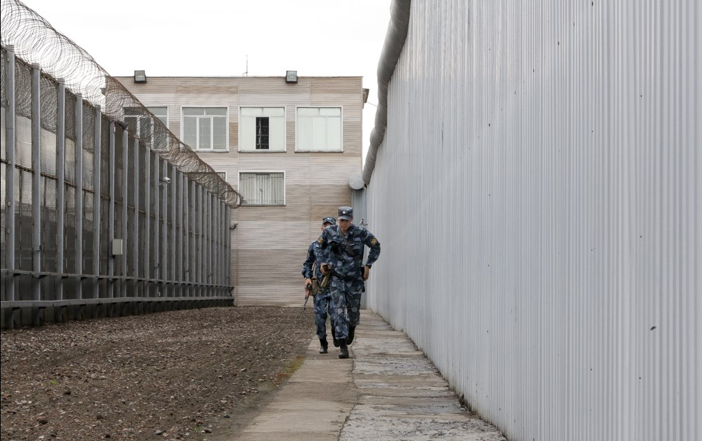 Наиболее строгий режим охраны. ИК-18 особого режима «Полярная Сова». ИК-18 «Полярная Сова» в поселке Харп. Колония ИК 18 Полярная Сова.