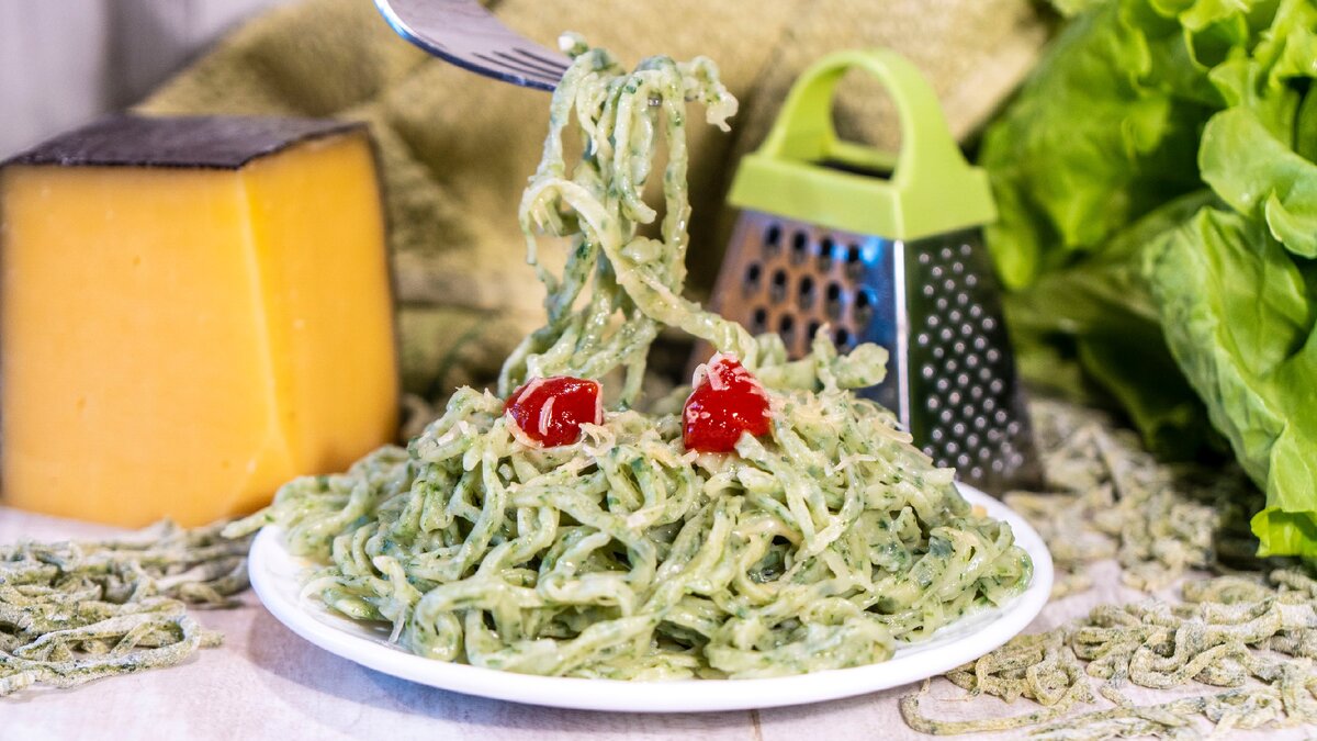 «Изумрудная» домашняя лапша – рецепт уникального теста со шпинатом!