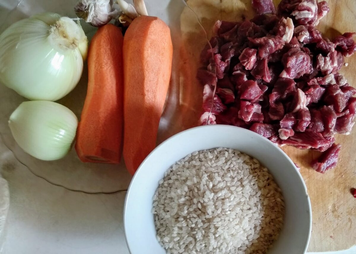 Вот такой нехитрый набор продуктов понадобится для приготовления плова.