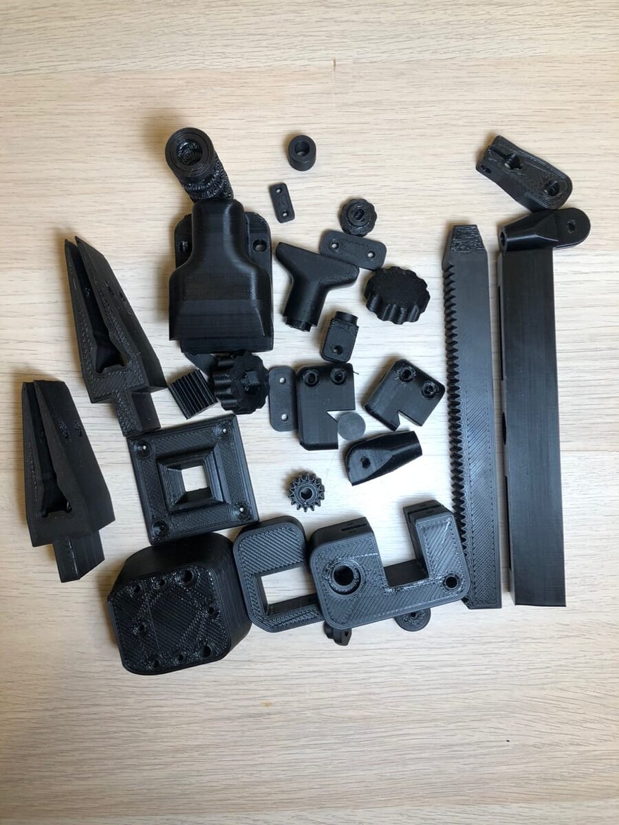 Ворох деталей для точилки.