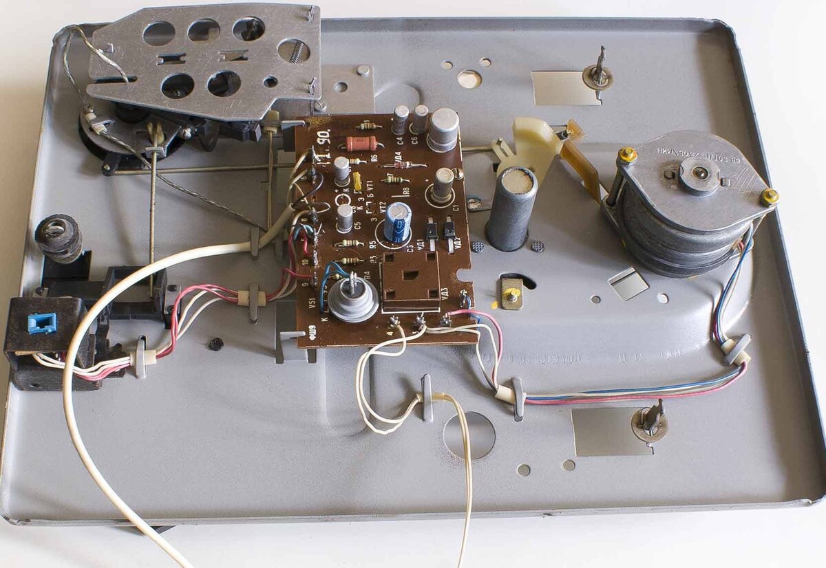 Данный аппарат можно смело приобретать для прослушивания старых виниловых дисков. Благо стоят "Сириусы" недорого (от 500 до 1 500 рублей) а ЭПУ данного типа не требовательны к обслуживанию. Смазка движущихся элементов и смена пасика гарантированно оживёт ваше устройство 