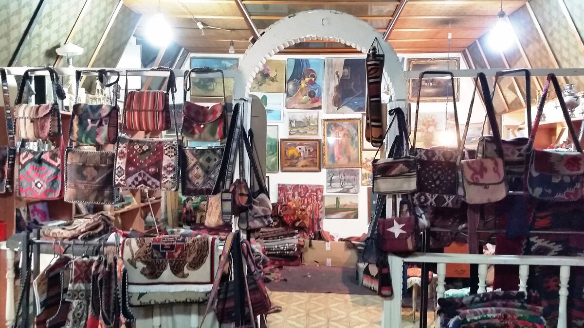 В ереванскойлавке старых ковров. Фото авторов