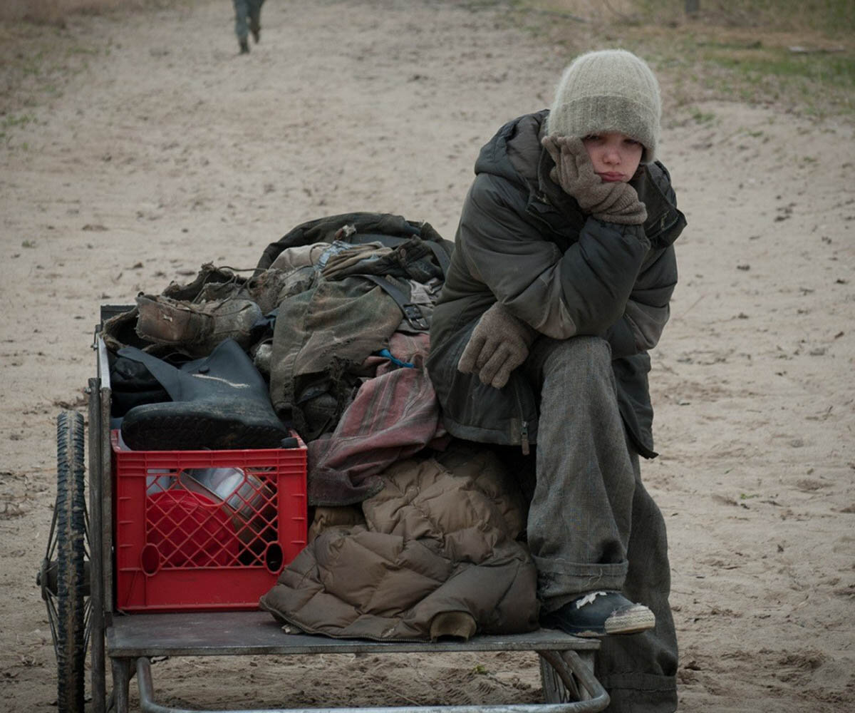 Дорога 2009. Дорога фильм 2009. Дорога фильм 2009 Гай Пирс. Дорога Маккарти фильм. Дорога», реж. Джон Хиллкоут (2009).