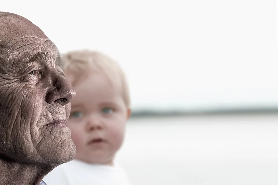 https://pixabay.com/ru/photos/человек-ребенка-baby-дед-дедушка-3552247/