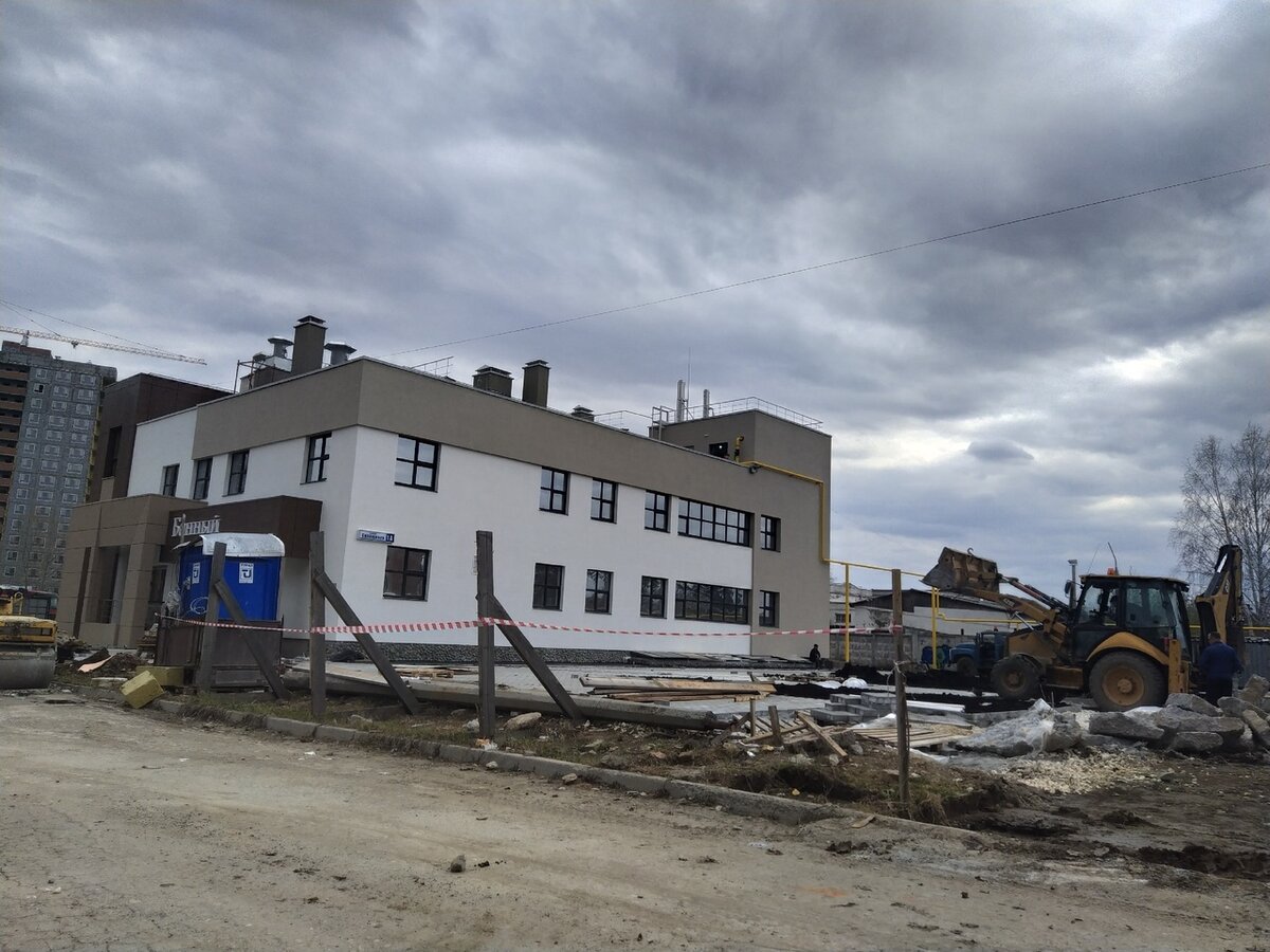 Около новой верхнепышминской общественной бани идут работы по благоустройству территории.