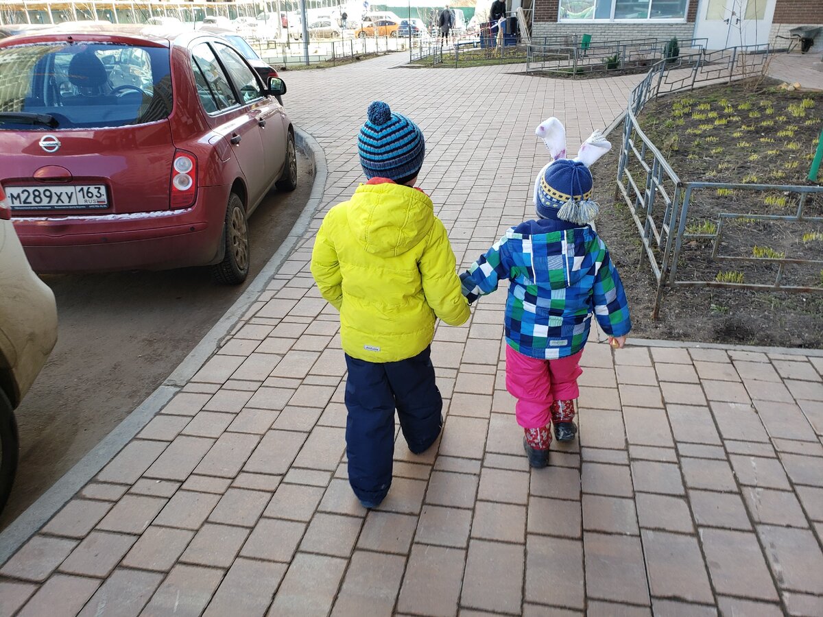 Почти так, только еще с чемоданом и крупногабаритными игрушками в руках