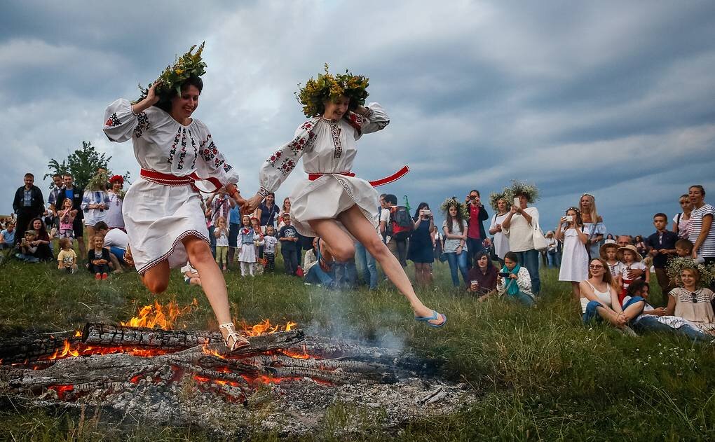 Прыжки через костер,праздник Терендез/ фото - Религия,