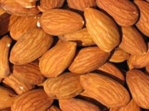     Поставьте кастрюлю на огонь и доведите до кипения. Затем в кипящую воду опустите миндаль. Через 2 минуты вылейте воду из кастрюли на дуршлаг вместе с орехами. Дайте миндалю остыть. Затем снимите кожицу с миндальных орехов и жарьте орехи 10-15 минут на раскаленной сковородке, без масла и жира. При этом регулярно помешивайте, чтобы миндаль не подгорел. Жареные орехи необходимо измельчить. Сделать это можно в блендере, в кухонном комбайне или - обычным ножом. Если вы крошите миндаль ножом, то постарайтесь нарезать его как можно мельче.   