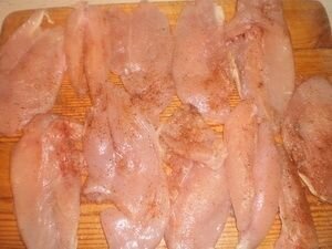     Смешайте в отдельной емкости сметану с соевым соусом, добавьте измельченной зелени. Куриное филе промойте под холодной водой и широким острым ножом разрежьте его вдоль всей длины на несколько частей. Затем каждую грудку обмажьте хорошенечко заготовленным маринадом и оставить на некоторое время, чтобы курочка могла замариноваться.   