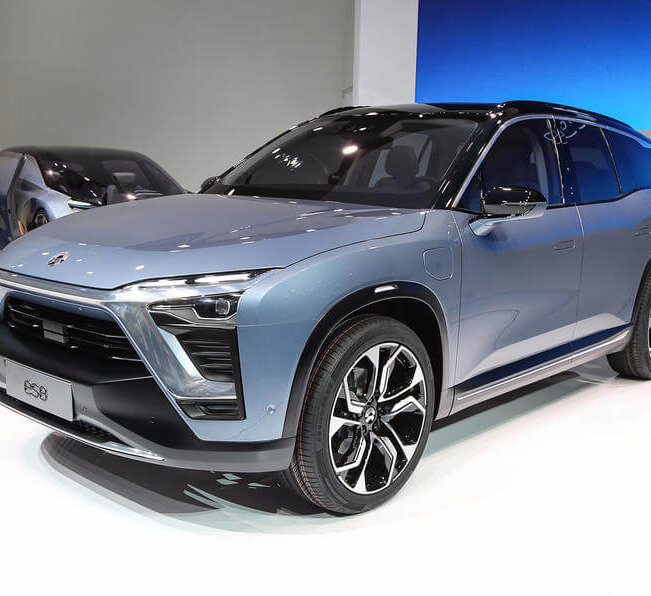 Китайцы решили представить своего конкурента для Model X. Новый Nio ES8 2018 модельного года уже был официально представлен и показан, а приобрести его можно пока что только на внутреннем рынке. Тем не менее, обратить внимание на этот автомобиль стоит, специалисты из Поднебесной смогли создать действительно интересный проект, способный в дальнейшем бороться за потребителя.ES8 стал разработкой молодой компании NextEV, которая затем сменила наименование на Nio. До этого перспективный концерн уже успели поразить публику выпуском гиперкара EP9, имеющего силовую установку на 1360 лошадиных сил (также полностью электрическую). 