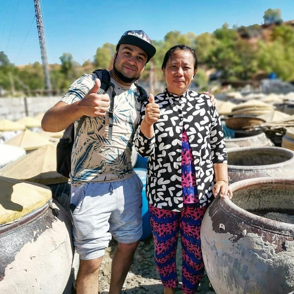 Андрей с хозяйкой хозяйства рыбного соуса, которая нам любезно все показала всю территорию, где стоят сотни огромных чанов с рыбным соусом, и постаралась объяснить что и как происходит :)