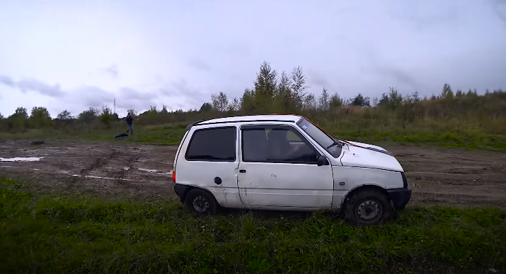 Ока машина в грязи