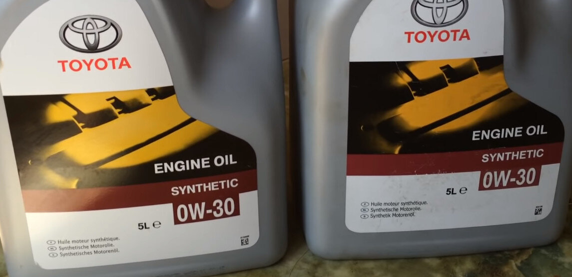 У контрафакта слева - более темная бордовая полоса и светлее рисунок. У оригинального слева - все наоборот. Немного отличающиеся шрифты и пиктограмма в правом нижнем углу на разном расстоянии от края этикетки