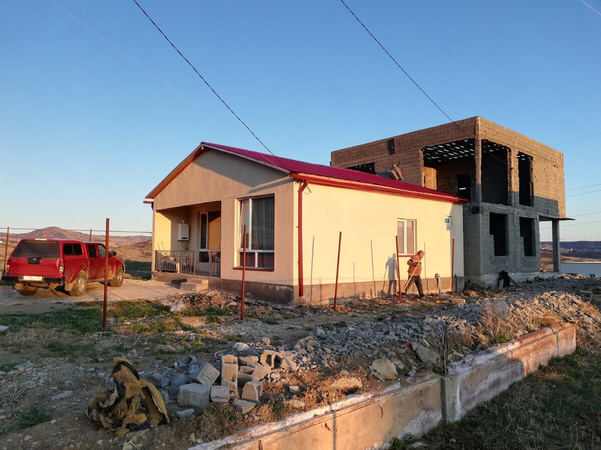 Наш тбилисский домик. По сторонам лучше не смотреть, но внутри все довольно симпатично. На задах -- та самая дорогая кривулина