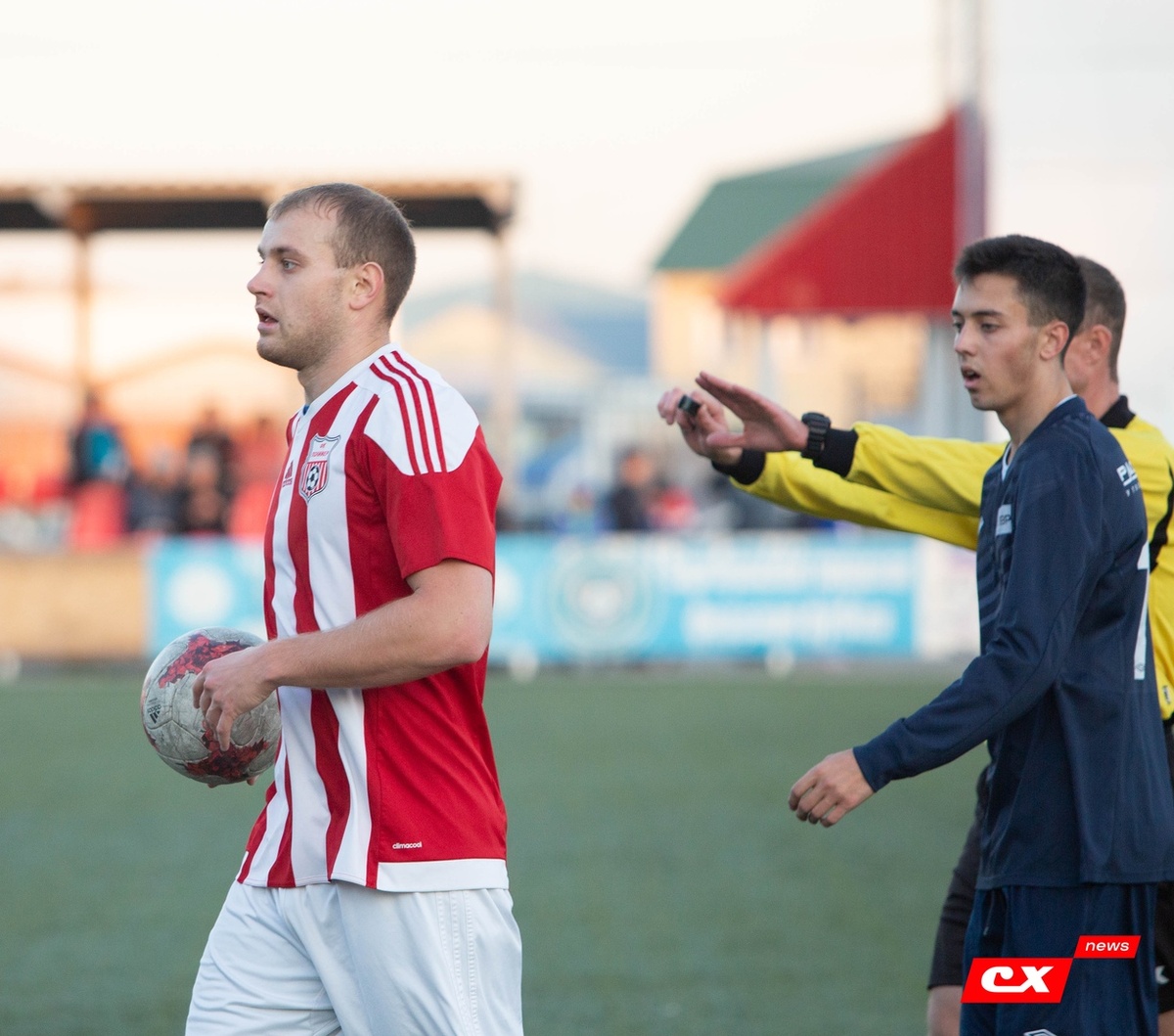 Фото с матча: ФК "Полимер" - ФК "Распадская". Евгений Редькин на фото слева