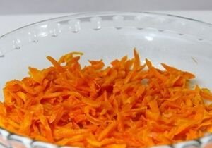    Морковь тщательно промойте под струей холодной воды, опустите в кастрюлю с чистой водой и ставьте на сильный огонь. Когда вода закипит, убавьте огонь и варите морковь около 10-15 минут. Затем выньте овощ, немного остудите, очистите от шкурки и натрите на крупной терке. Куриные яйца ополосните, затем отварите не менее восьми минут, чтобы они были сварены вкрутую. Остудите и мелко измельчите. Тигровые креветки, ополосните и отварите, строго следуя инструкции на упаковке. Затем остудите и очистите от панциря.  