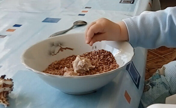 В 10 месяцев Лиза с удовольствием играла с крупами.