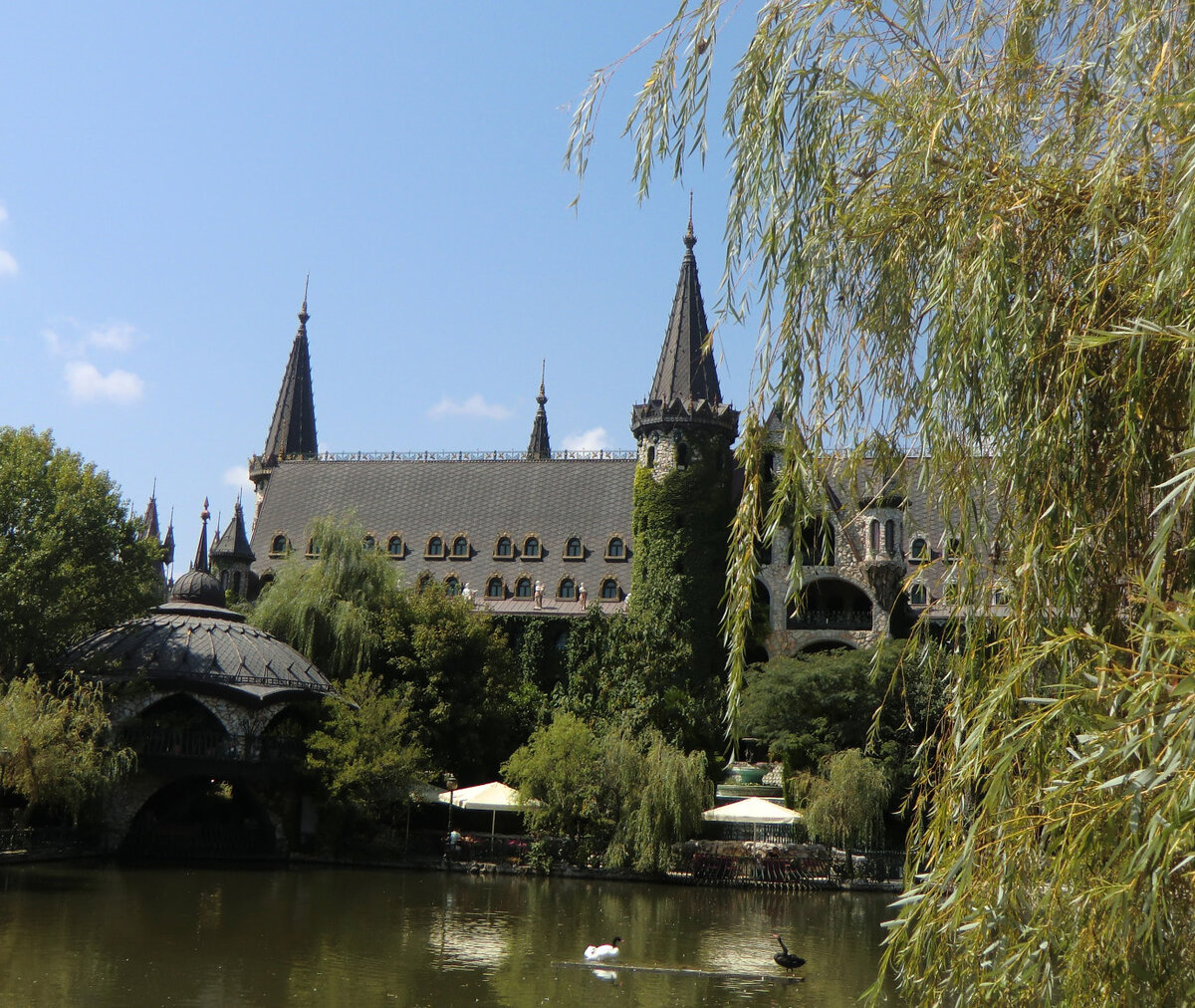 Болгария. Равадиново. Замок "Влюбленный в ветер"