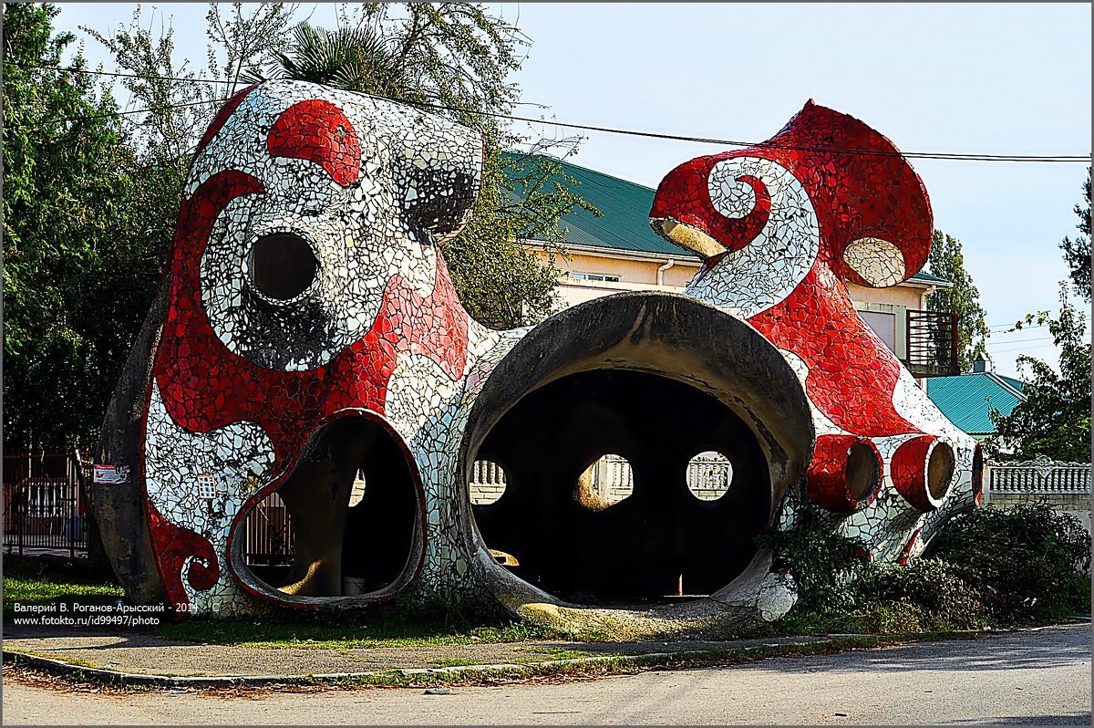 www.fotokto.ru/id99497/photo, фотограф Валерий В.Роганов-Арысский, архитектура, автобусная остановка, дипломный проект Церетели, Пицунда, Абхазия, NIKON D5000