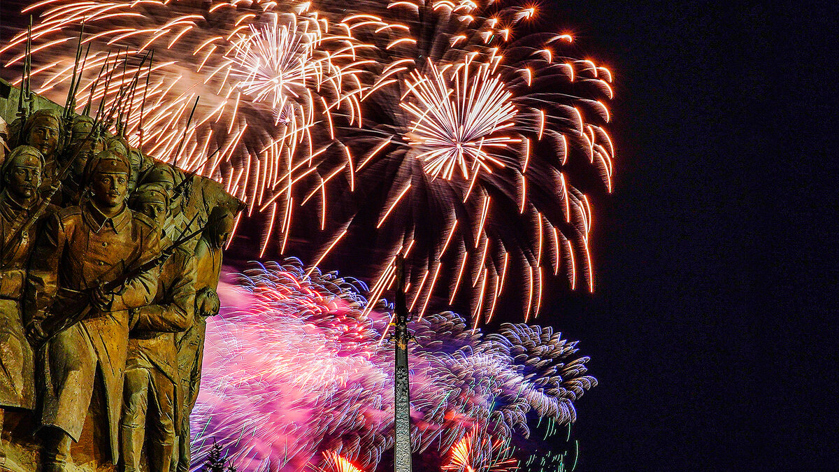 Салют на Поклонной горе. (с) Александр Вильф/Sputnik