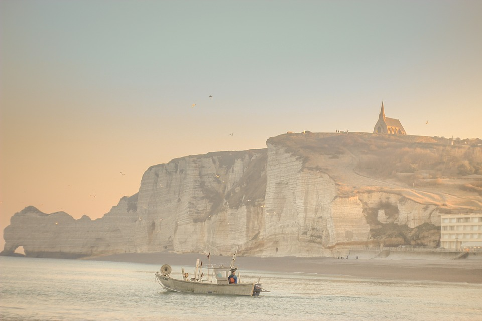 https://pixabay.com/photos/beach-coast-cliffs-france-etretat-2213623/