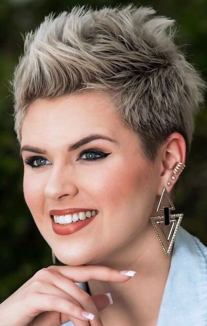 Стрижка для круглого лица с взъерошенными волосами