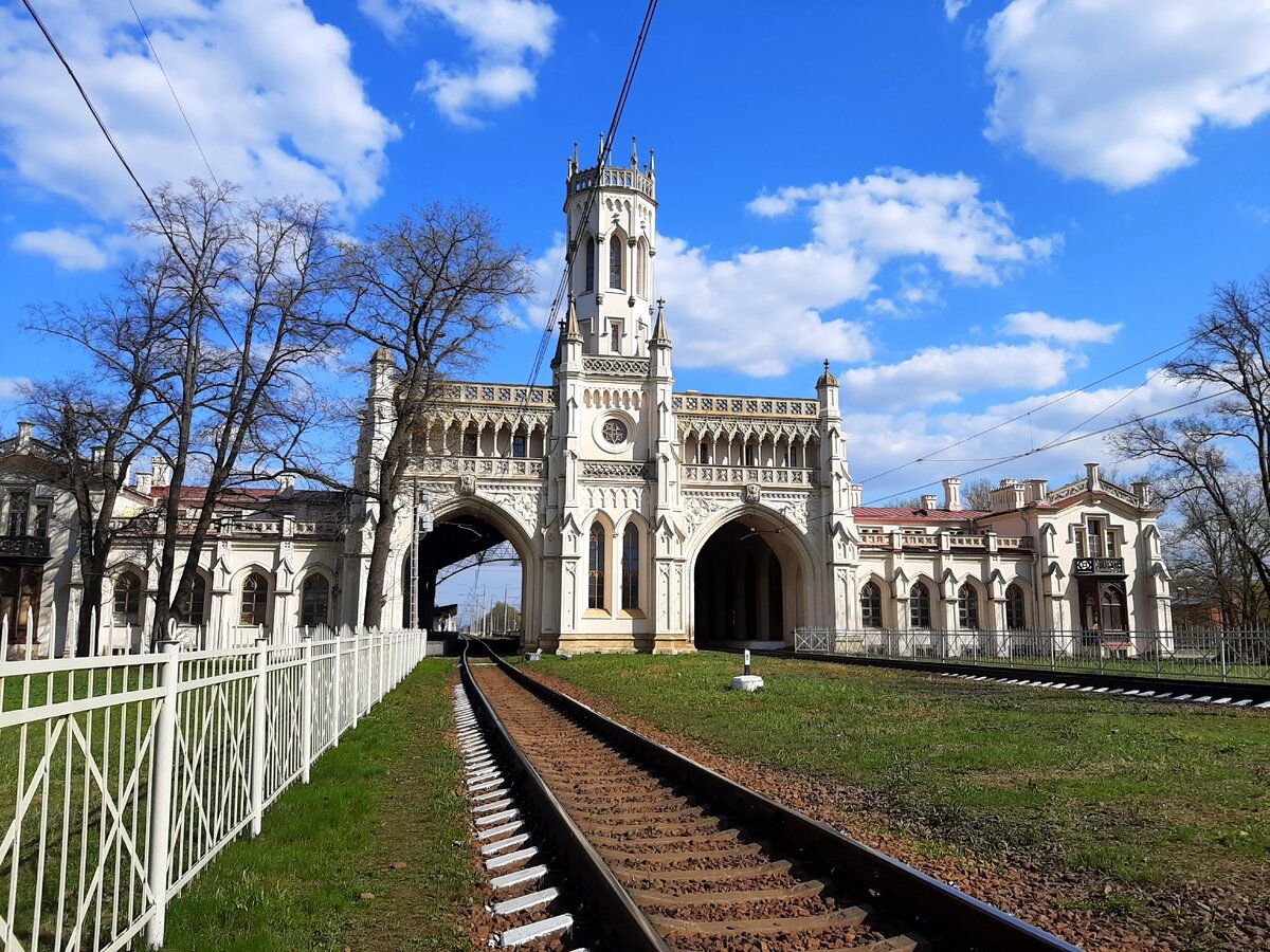 Здание пышно украшено. Все прибывающие в Петергоф по железной дороге, видели эту роскошь.