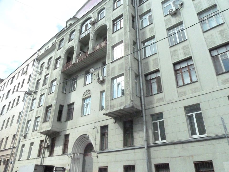 Мой папа родился вот в таком доме. Доходный дом Куликова, 1914 год постройки. А вот я родилась уже в банальном спальном районе.  