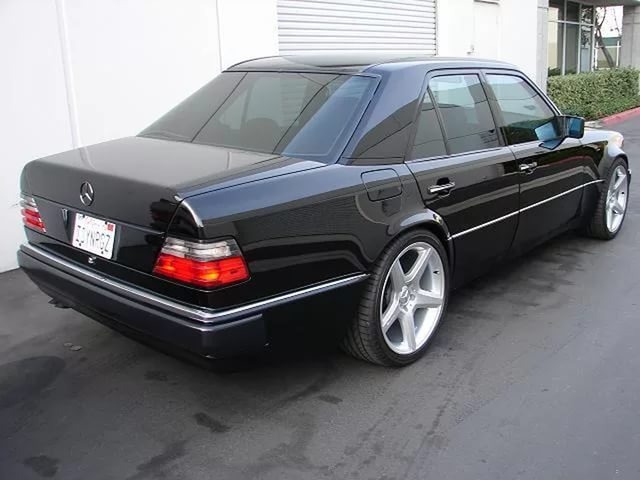 Чтобы сделать автомобиль более симпатичным, можно установить на него нестандартные литые диски, например, радиусом R17, соответственно, потребуются другие шины такого же радиуса. В тюнинге такой довольно старой машины, как Mercedes W124, все упирается в цену – не все автовладельцы готовы вкладывать деньги в этот автомобиль, для многих главное, чтобы он нормально ездил