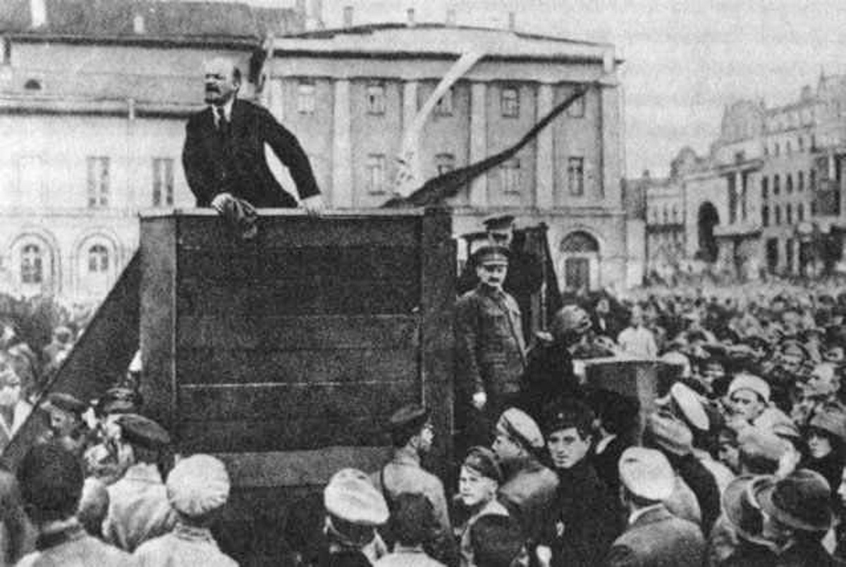 Ленин говорит, Троцкий стоит на правой стороне трибуны, 5 мая 1920 г 
