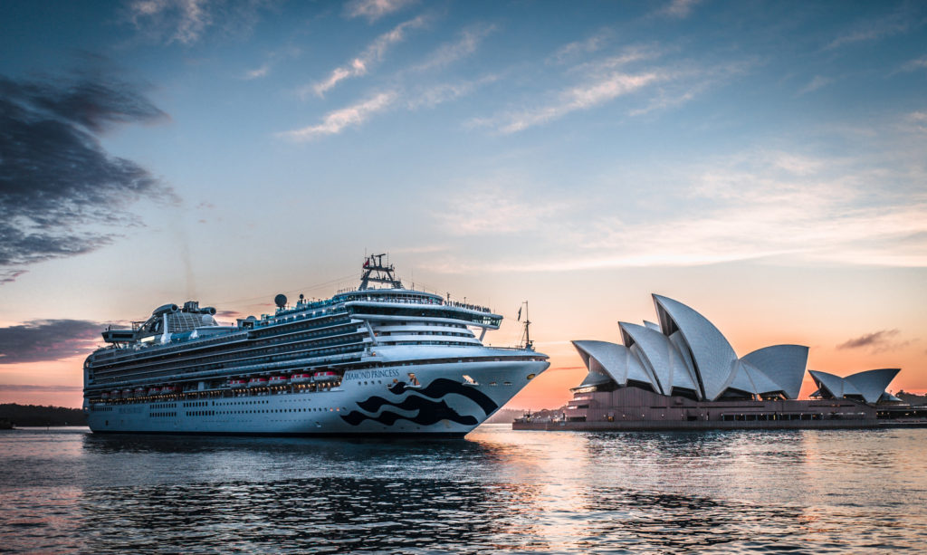 Круиз по средиземному морю на лайнере 2023. Diamond Princess лайнер. Diamond Princess круиз. Лайнер «Diamond Princess» Корсаков. Австралия океан круизный лайнер.