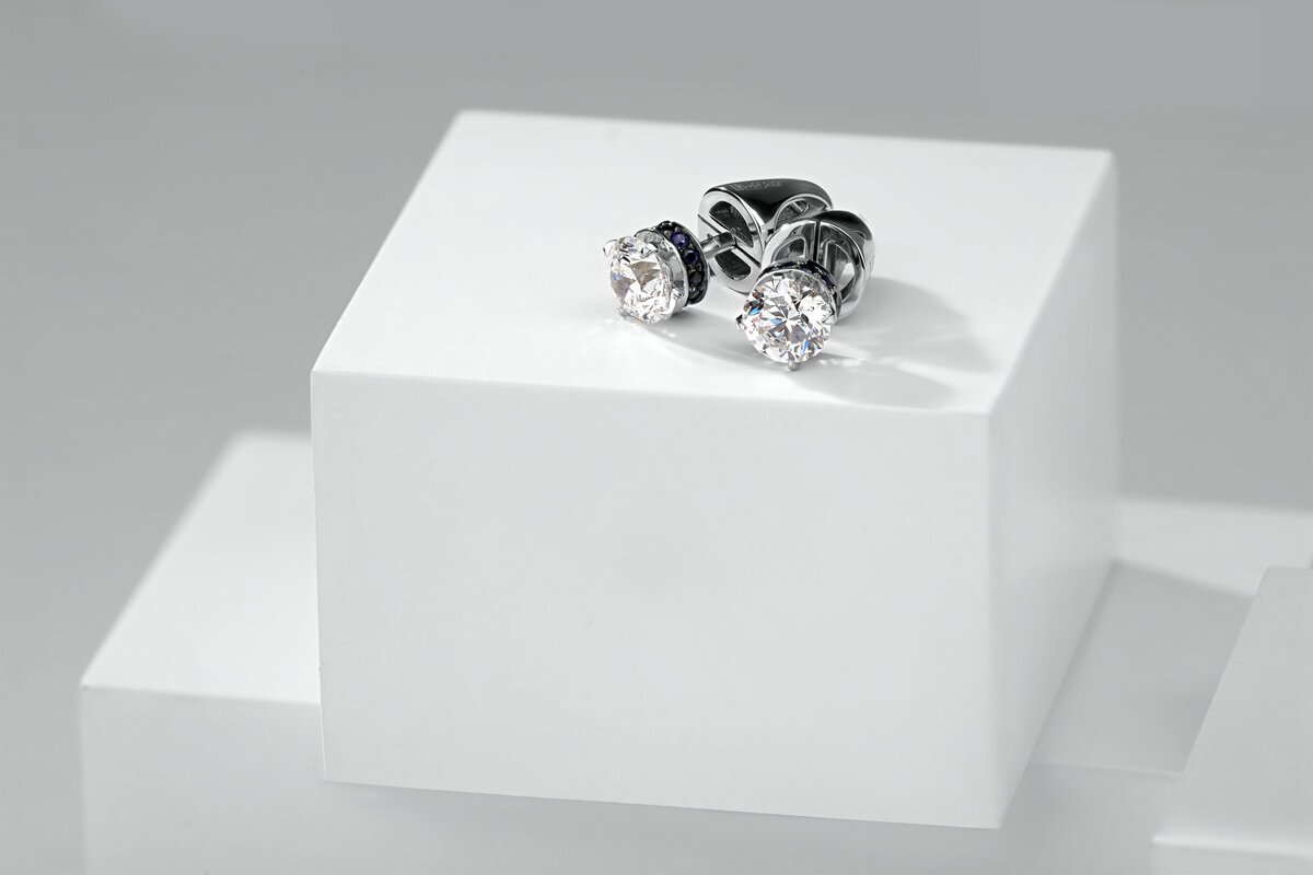 Пусеты. Бриллианты по 0,5 ct каждый, в торце сапфиры