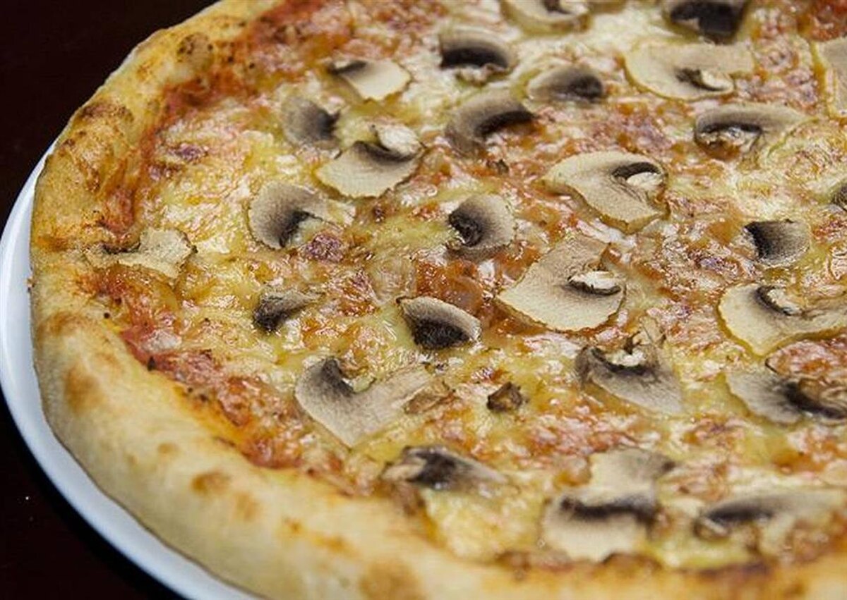 Домашняя пицца с шампиньонами. Пицца курица шампиньоны. Грибочек для пиццы. Пицца с грибами. Пицца с шампиньонами.