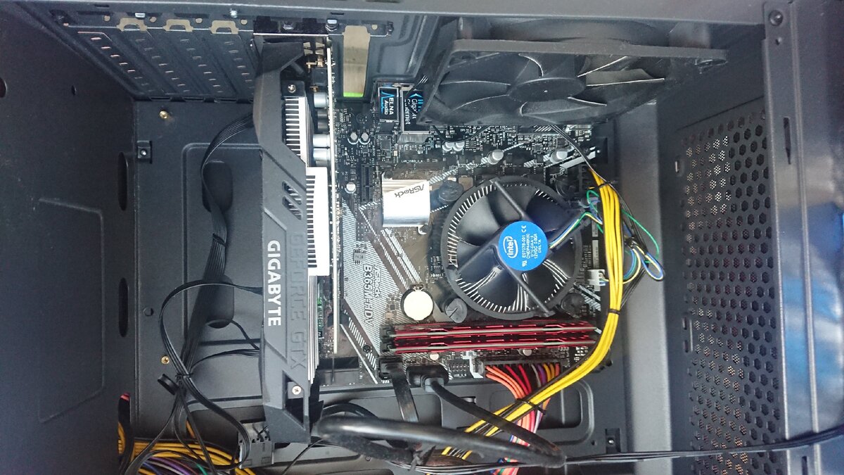 Фотография из личной коллекции: собранный системный блок внутри