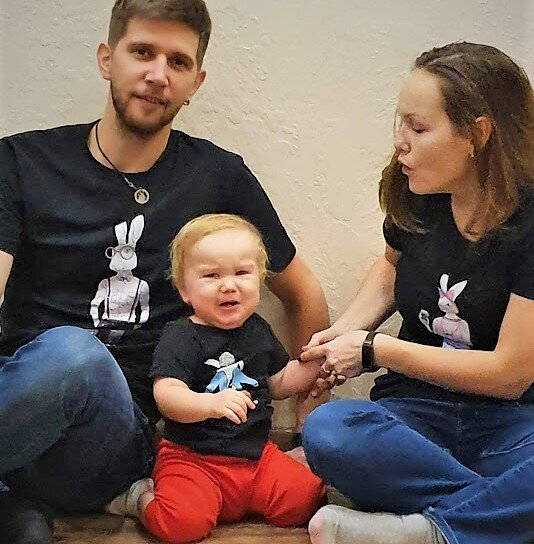 Иногда отлепить от себя сына просто нереально, даже на 2 минуты ради фото 