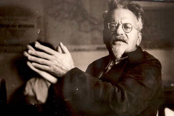 Лев Давидович Троцкий (наст. фамилия Бронштейн)