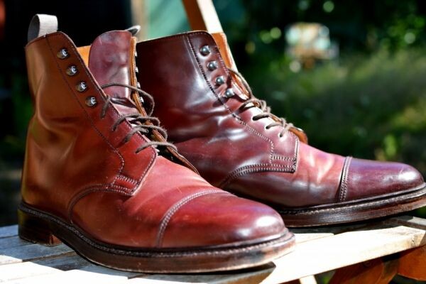 Поношенные ботинки английского бренда Crockett & Jones.