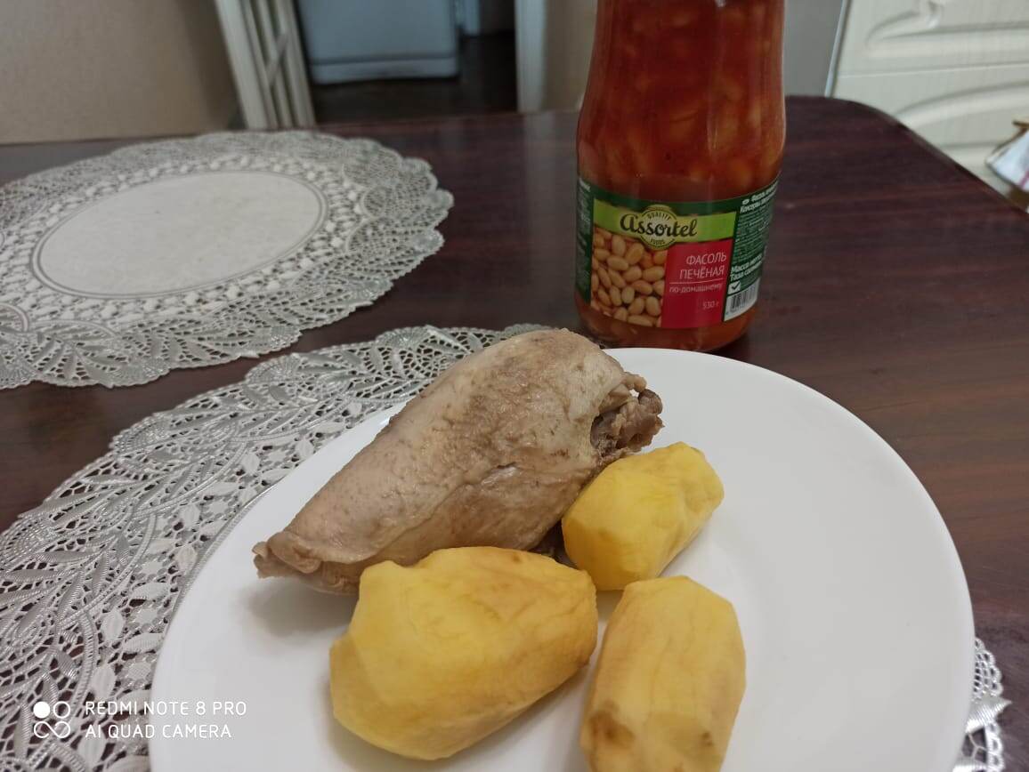 Отваренная куриная грудка. Фасоль и картофель.