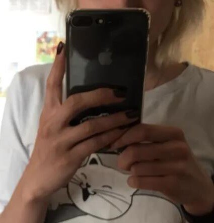 Телефон большой или руки маленькие (руки-крюки?), но одной рукой его держать и какие-то манипуляции делать - не удобно.