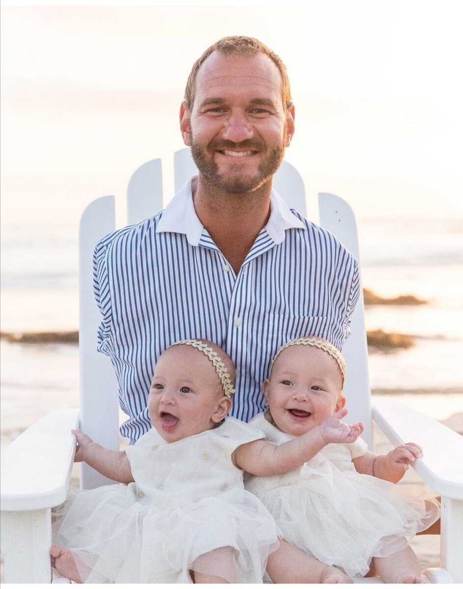 Ник со своими двойняшками Оливией и Элли (источник фото - инстаграм @nickvujicic)
