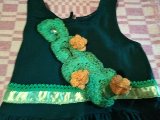 так я украсила платье для племянницы оно было просто одного цвета но зато х/б.