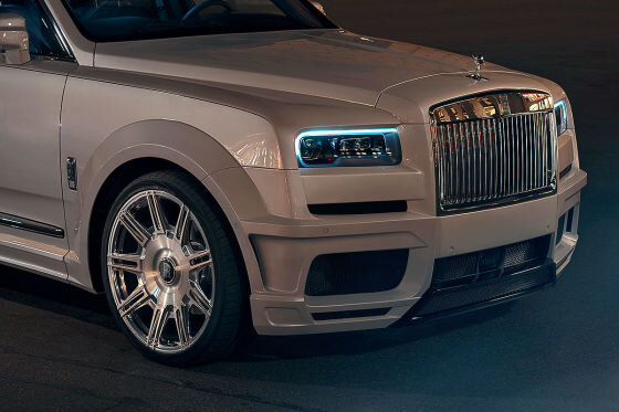 24-дюймовые кованые диски Vossen вписываются в широкие арки.