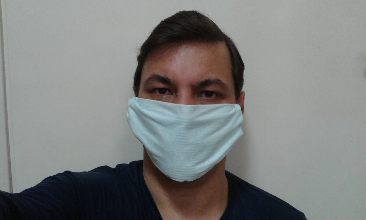 автор в маске