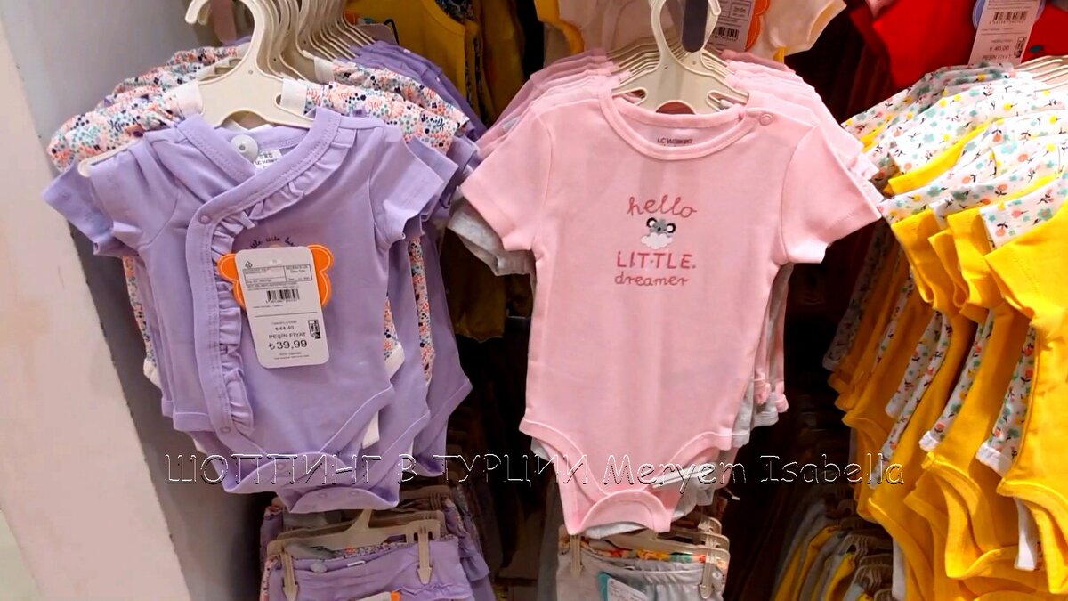 Большинство боди для новорожденных продают комплектами. Лиловое боли и в цветочек 40 лир, 421 рубль за 2 штуки.