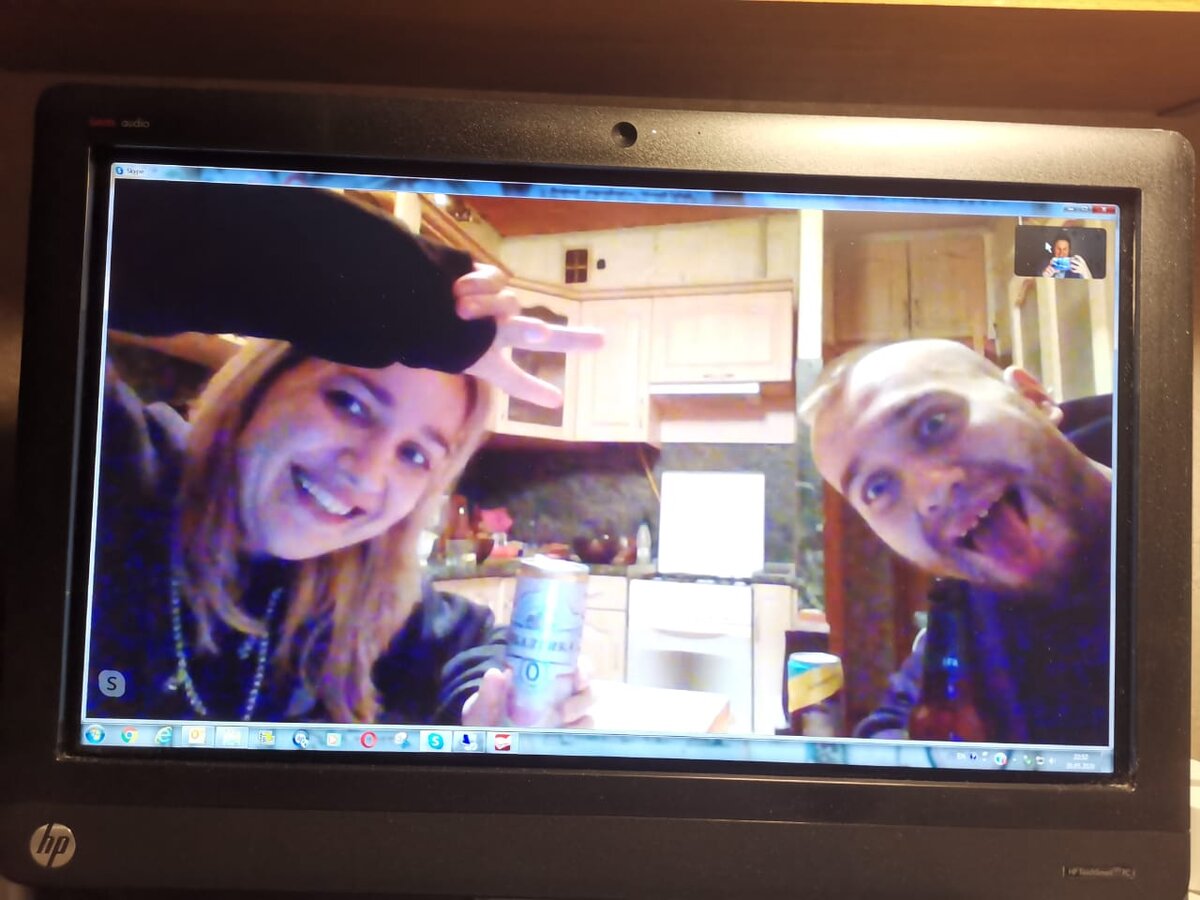 Наши онлайн-посиделки в утешение подруги, исключённой из родительского чата за нежелание участвовать в онлайн-выпускном))) 