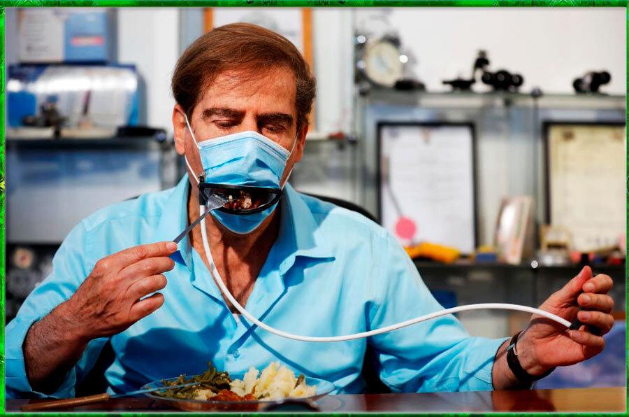 Медицинская маска со ртом (фото с сайта reuters.com)