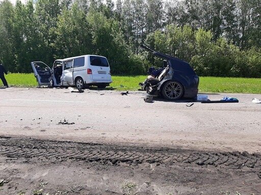 Машину разорвало на две части 